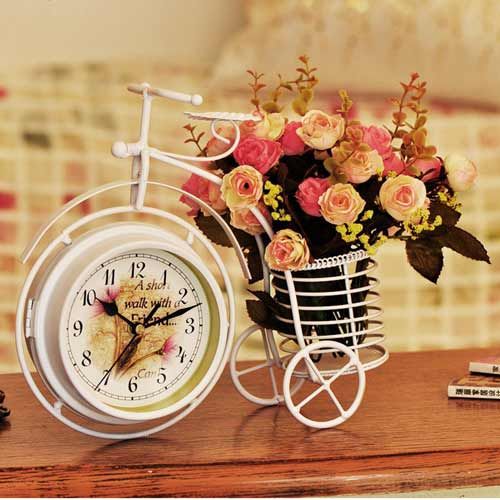 因为这家里面的“钟”是与这有着“死”意思的“终”是同音字，因此这“钟”的摆放风水是非常的有讲究，也有很有禁忌的，因此家里面的“钟”不能够随便的乱摆放，现在小编就来告诉大家钟摆放的风水禁忌吧！ 钟摆放的风水禁忌 钟摆放的风水禁忌   钟表摆放的讲究 （一）主钟只需一个，其余房间内的小小闹钟亦不可超过一个。如屋内的钟太多的话，会使宅内安祥之气不定，宅内的人也会常有反覆多变的烦恼。 （二）宅内的钟宜用方形，尽量避免用圆形、三角形，六角形或八角形等。因圆形的钟会使宅内的人不安于室，其余形状的钟则会使宅内牵起是非争拗。唯独方形钟最显安祥。 （三）睡房内的钟不可大，大则会使人心绪不宁，坐立不安和聚少离多。 （四）面积少的住宅，不宜摆放大笨钟，一方面喧宾夺主，另一方面钟声亦是一个声煞，会使人有恐惧之感，和有「空」的效应。 （五）钟宜挂在吉方而面对凶方，这样它能把对面的凶物挡住和转走   钟表的摆放禁忌 无论是时钟、挂钟，它的时、分、秒针都会不停地运行，如果摆放在客厅中，有几点要特别注意     (1) 可摆放或悬挂于朱雀方，因为朱雀方即是前方，前方本属动者;     (2) 可摆放或悬挂于青龙方，因为青龙方为吉方，所以客厅的左方也宜放时钟;     (3) 不要摆放或悬挂于白虎方，因为白虎方为凶方，所以客厅的右方不宜放时钟;     (4) 不要摆放或悬挂于玄武方，因为玄武方为后方，宜静不宜动;     (5) 沙发的上方不宜悬挂时钟，否则，常坐这方位的人身体容易出现问题; 也因为背点；    （6）挂钟悬挂在客厅南墙上不吉利，因为南(难)点，凡事不顺等等；     (7) 在睡房内摆放或忿挂时钟，大致上与客厅中的摆放方法相同，但床头床尾不可悬挂时钟。    （8）家居中时钟最好方形，居家宜静不宜动，方形钟较稳重，象征着家人安于室；若钟表款式是三角形、六角形或八角形，则象征屋内的人容易不和，是非多，矛盾多；办公室却适宜挂圆形钟表，主生意如轮转，其门如市。    （9）时钟可以避煞，如果房屋有构成“煞”的，可把钟对准煞气的方向的位置悬挂。如：宅居内门门相对，门窗构成一直线，可在相对的一直线上的某一墙悬挂钟表。其它的时钟最好能坐南向北，它表示家宅平安。    （10）钟表不需要太大，大的钟表容易令人心绪不宁、坐立不安，造成屋里人精神紧张，一定要避忌。有些人比较喜欢很大的座钟，假如住宅面积不大，在居室摆放大座钟并不合适，一来“当当当……”的钟声容易使人产生恐惧，导致心神恍惚。二来有喧宾夺主之嫌，象征屋中的长辈无威严，子女不听话。    （11）家中最好不要摆放太多的钟表。不论在客厅或睡房，每个房间内最多只可摆放一个。假如摆放太多，居室内安详之气就会不稳定，久而久之，屋中人会变得焦虑，庸人自扰。在室内挂钟的摆放一般不要摆在卧室内，多摆放于客厅当中。或者尽量以不靠近卧室那面墙即可。   钟的选择以及宜忌     家居中时钟最好方形，居家宜静不宜动，方形钟较稳重，象征着家人安于室。办公室却适宜挂圆形钟表，主生意如轮转，其门如市。      若钟表款式是三角形、六角形或八角形，则象征屋内的人容易不和，是非多，矛盾多。      钟表不需要太大，大的钟表容易令人心绪不宁、坐立不安，造成屋里人精神紧张，一定要避忌。      有些人比较喜欢很大的座钟，假如住宅面积不大，在居室摆放大座钟并不合适，一来“当当当……”的钟声容易使人产生恐惧，导致心神恍惚。二来有喧宾夺主之嫌，象征屋中的长辈无威严，子女不听话。      如果是报时钟,它每次报时时所发出的悦耳的响声是有助于活跃家中的气,有利于家居风水。      钟表不可以冲向门和窗,寓意为抬头见"终"。钟表不可以挂在床头和床尾,就象灵牌。家里的主钟最好一个,其他的小钟表也不要太多,以免乱了家里的气。你只要不冲门,窗.不挂在床头,床尾就行。在东方及东南方悬挂或摆放的时钟，应该以绿色、青色为主，形状以方形为吉利。因为这两个方位属木。在南方悬挂或摆放的时钟，应该以红色、紫色、橙色为主，形状以八角形为吉利。因为这个方位属火。在西南方及东北方悬挂可摆放的时钟，应该以黄色、啡色为主，形状以方形为吉利。因为这个方位属土。在西方或西北方悬挂或摆放的时钟，应该以白色、金色为主，形状以圆形吉利。因为这个方位属金。在北方悬挂或摆放的时钟，应该以蓝色、黑色为主，形状以圆形为吉利。因为这个方位属木。钟是每个家庭必备之物，除了其本身之作用外，有人会把钟来作室内的装饰物。